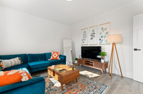 Orange Oasis in the Heart of East Rock with FREE parking near DT and Yale